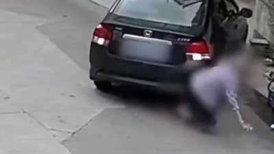 لحظة تعرض امرأة عجوز لحادث دهس مروع (فيديو)