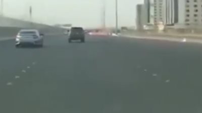 نهاية مروعة لشاب حاول الاعتداء على قائد سيارة مسرعة (فيديو)