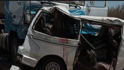 مصرع 5 أشخاص وإصابة 9 آخرين في حادث تصادم سيارتين بالصف