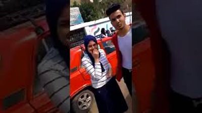 شاب يصالح حبيبته بـ«حضن وقبلة» أمام مدرستها بالقاهرة (فيديو)