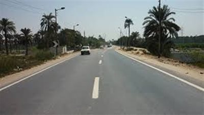 انتظام حركة السيارات بعد رفع آثار حادث تصادم سيارتين في الصف