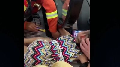 لحظة إنقاذ يد فتاة صغيرة من السلم المتحرك (فيديو)