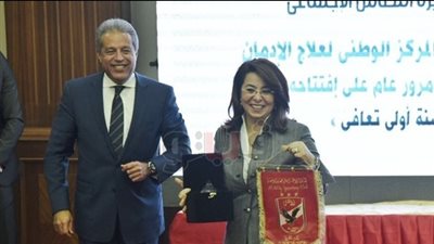 الدرندلي يهدي وزيرة التضامن درع النادي الأهلي