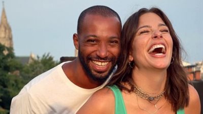 آشلي جراهام تعلن حملها في ذكرى زواجها التاسع (صور)