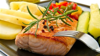 سمك السلمون يقوي العظام ويحمي من الزهايمر