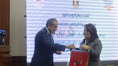 «الدرندلي» يهدي «غادة والي» درع وشعار الأهلي