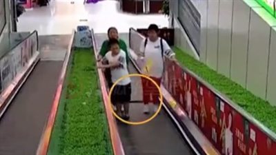 نهاية مفجعة لامرأة صعدت فوق سلم كهربائي (فيديو)