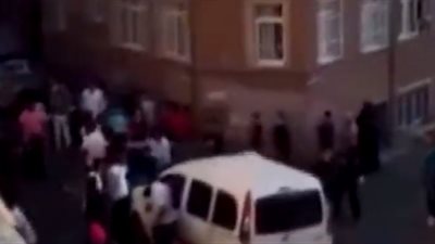 مشاجرة طاحنة بين عشرات الرجال بسبب مكان السيارات (فيديو)