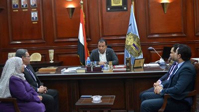 محافظ الأقصر يبحث ميكنة الوحدة الحسابية