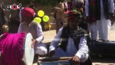 فرقة هندية تقدم استعراضا فنيا على كورنيش النيل في أسوان (فيديو)