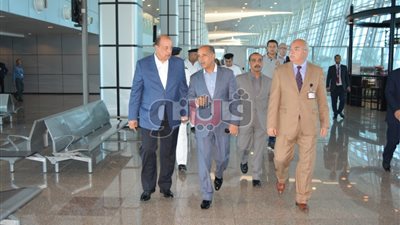 وزير الطيران يتابع حركة التشغيل بمطار الغردقة (صور)