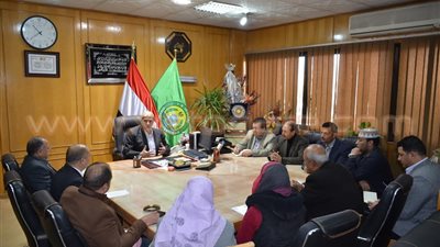 بالصور.. محافظ الإسماعيلية يناقش مشكلات أهالي قرية أبوعطوة