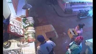 بالفيديو.. رد فعل بائع تجاه رجل سرق سمكة وأخفاها بجيبه