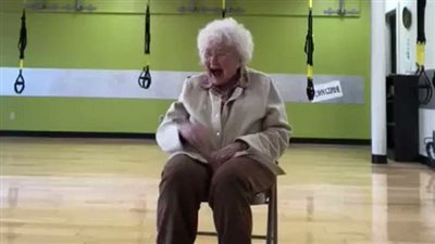 امرأة عمرها 93 عاما تشعل تويتر بـ«وصلة رقص» (فيديو وصور)