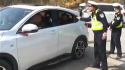 لقطات صادمة لسيارة ملاكي تقل 13 شخصا و4 أطفال (فيديو)