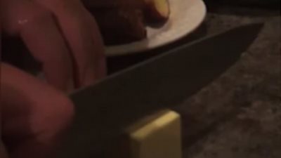 شاب يخوض تحدي صنع طوابق من الزبد (فيديو وصور)