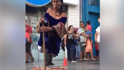 امرأة تثير ضجة بقدرتها على الطيران (فيديو)