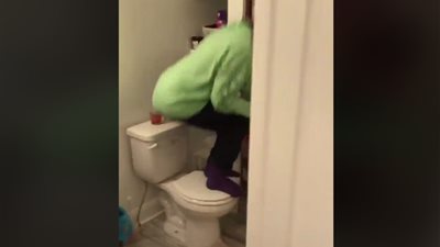 خطة ثلاث فتيات لطرد فأر من منزلهم (فيديو)