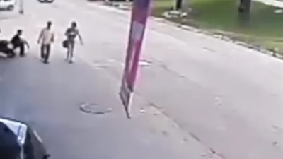 لحظة ضرب إطار سيارة رأس رجل (فيديو)