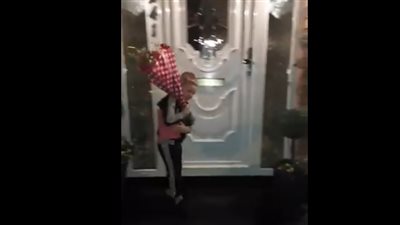 رد فعل طفلة فاجأها حبيبها أمام منزلها (فيديو)