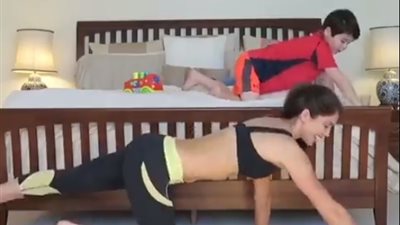 أمهات أثبتن قدراتهن الخارقة في التعامل مع الأطفال (فيديو)