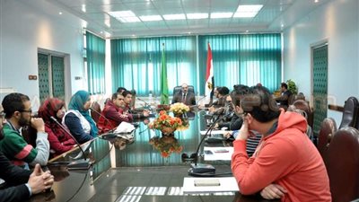 محافظ القليوبية يجتمع بشباب نادي جمعية الهلال الأحمر