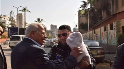 محافظ بورسعيد يلتقي بمواطنين في حي العرب (صور)