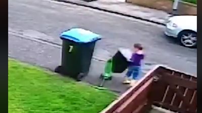 عامل نظافة يخيب آمال طفل أمام منزله (فيديو)