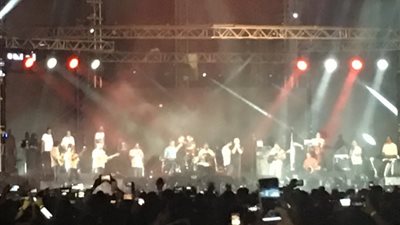 عمرو دياب يبدأ أولى حفلاته بالعلمين الجديدة: مكان راق وجميل (صور)