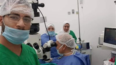 التأمين الصحي الشامل ببورسعيد ينقذ عين مواطن ويستخرج منها سلكا معدنيا (صور)