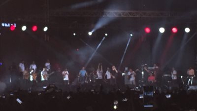 عمرو دياب يرفض الغناء جالسا: 