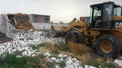 إيقاف بناء مخالف بمنشية حلوان وإزالة المطبات الصناعية بشوارع المعصرة