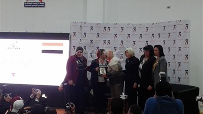 درع تكريم من عمال مصر لـ«جميلة بوحيرد» (صور)