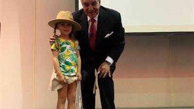 طفلة أمريكية تهدي زاهي حواس نموذج بردية فرعونية