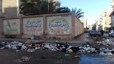 سكان حي الزهور ببورسعيد يشكون من مياه الصرف وتلال القمامة (صور)