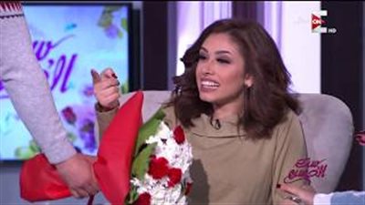 زوج ريم أحمد يفاجئها ببوكيه ورد على الهواء بعد إجازة شهر العسل (فيديو)