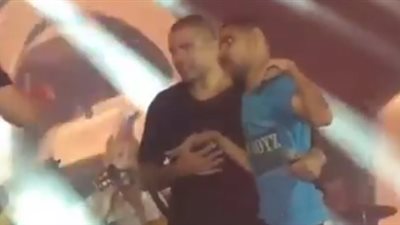 موقف إنساني لعمرو دياب مع شاب من ذوي الاحتياجات الخاصة (فيديو)