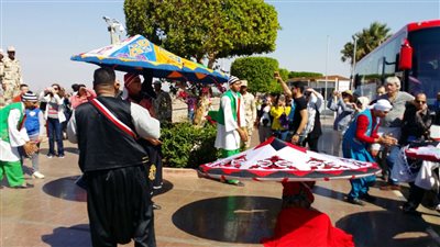 فرق فنون شعبية من ٧ دول تزور معالم أسوان وترقص بين الآثار (صور)