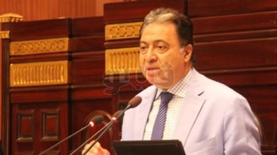 وزير الصحة يقرر عودة «طبيب الجينز» لعمله بمستشفى بني سويف