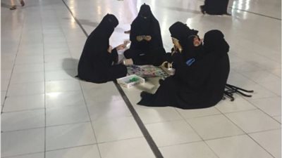 صورة نساء يلعبن «الكوتشينة» في الحرم المكي ثير غضب السعوديين