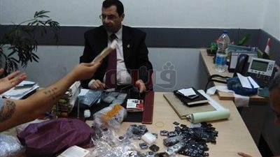 ضبط راكب حاول تهريب أجهزة تنصت داخل جواربه بمطار القاهرة (صور)