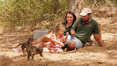 امرأة تترك عملها في البنك من أجل القرود (صور)