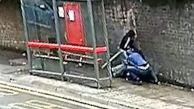 رجلان يعتديان على عجوز معاق لسرقته (فيديو وصور)