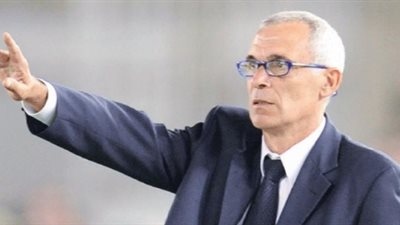 كوبر يهدي السفير البريطاني قميص منتخب مصر