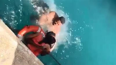 إنقاذ فتاة قعيدة من الغرق (فيديو وصور)