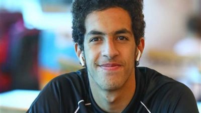 مصطفى شوبير يحرص على تحية أحمد الشناوي قبل لقاء الأهلي وبيراميدز (فيديو)