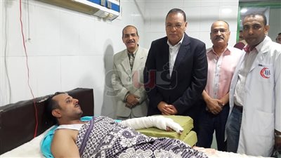 محافظ الشرقية يزور «محام» أبو كبير ضحية الشهامة (صور)
