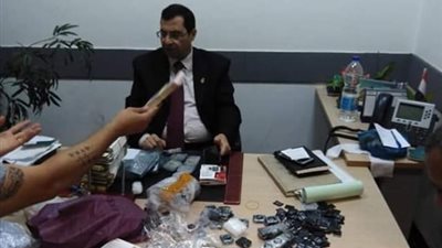 جمارك مطار القاهرة تضبط سلسلة أعمال تهريب مخدرات وذهب وأجهزة تجسس