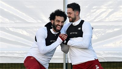 «محمد صلاح» يأسر قلوب لاعبي ليفربول (صور)