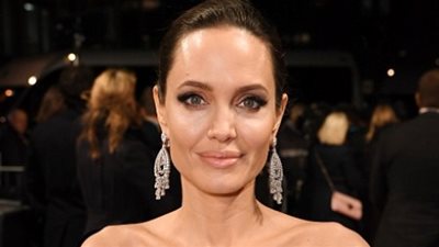 أنجلينا جولي تخطف الأنظار في حفل جوائز «BAFTA» (صور)